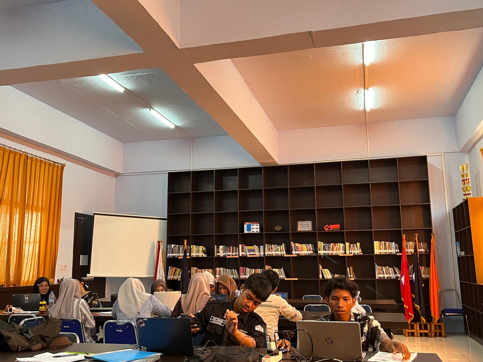 Mahasiswa sipil sedang mengerjakan Laporan